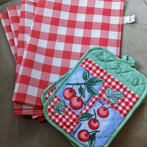 NWOT Pier 1 Picnic Red/White Plaid Placemats and 2 Pot Holders